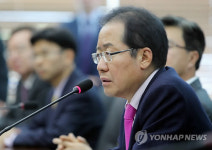 인사말하는 홍준표 대표