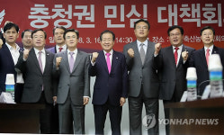 지지자들과 기념촬영하는 홍준표 대표