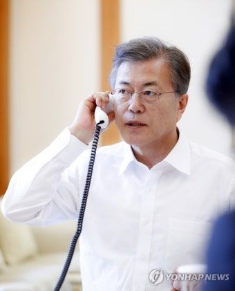 문 대통령, 아베 일본 총리와 전화 통화