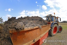 퇴비를 가득 싣고