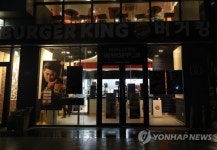 24시 영업 대신 매장정리하는 직원