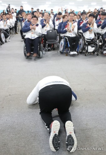 큰절하는 배동현 선수단장