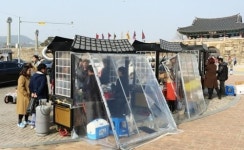 전통시장 살린다더니…주말 서산 해미읍성 앞 점령한 노점상