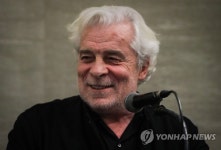 질문에 답하는 자크 베베르