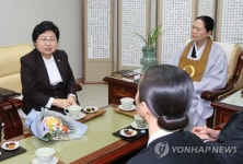 원불교 교당 방문한 정현백 장관