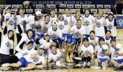 여자농구 우리은행, 사상 최초 챔프전 10회 우승 금자탑(1보)