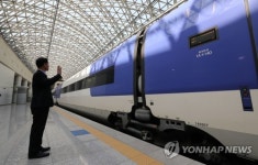 인천공항역 떠나는 KTX 열차