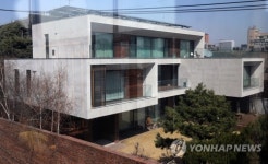 긴장 감도는 MB 자택