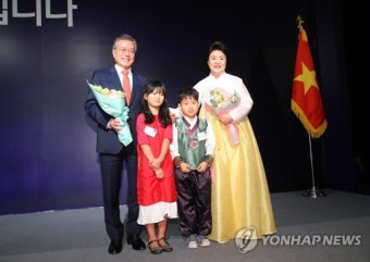 '베트남 동포간담회' 꽃다발 받은 문대통령