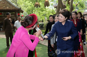 김정숙 여사, 베트남 주석 부인과 박물관 관람