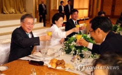 문 대통령, 아랍에미리트 동포들과 건배