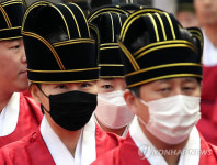 마스크 쓰고 춘기석전 봉행