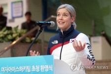 감사 인사하는 새라 머리 감독