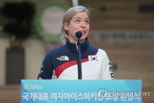 감사 인사하는 새라 머리 감독