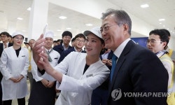 바라카 원전 공사 참여 근로자들과 기념촬영하는 문 대통령