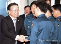 경찰 격려하는 김부겸 장관