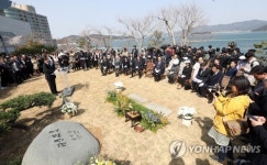 추모사하는 김동진 통영시장