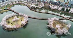 봄옷 입은 도심 호수공원