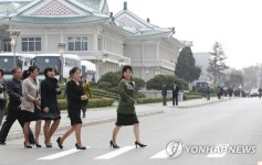 南예술단, 옥류관서 평양냉면으로 점심…싱겁지만 더 깔끔