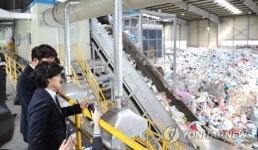 폐비닐 분리수거 현장점검하는 김은경 장관