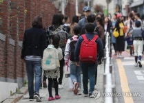 인질극에 놀란 학교 출입관리 강화…낮은 담장 등 구멍 숭숭