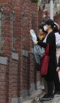 발길 떨어지지 않는 학부모들