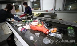비닐류 재활용품 선별하는 직원