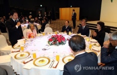 문 대통령, 4·3 아픔 상징 동백꽃 배지 달고 희생자 추념(종합)