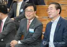 대화하는 박원순 시장과 김기식 원장