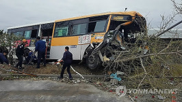 울산서 시내버스 공장벽 들이받아 1명 사망·10명 부상