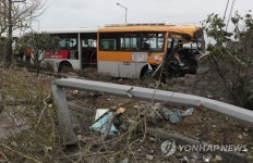 공장 담벼락 충돌한 시내버스