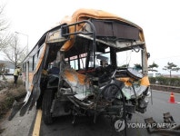 시내버스가 공장 담장 들이받아 2명 사망·40여명 중경상(종합)