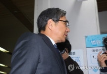 선고공판 출석하는 조원동 전 수석