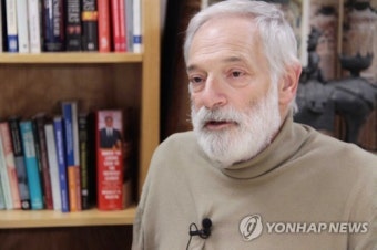 인터뷰하는 로버트 갈루치