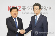 악수하는 일자리위 부위원장과 중기중앙회장