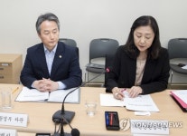 폐비닐 수거 대책 논의하는 안병옥 차관