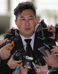 취재진 질문에 답하는 강철구 변호인