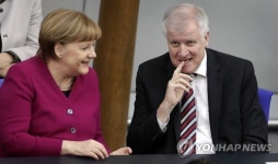 메르켈 내각 초반부터 난민문제로 내홍…연정파기 위협도 나와