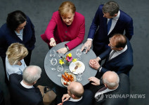 메르켈 내각 초반부터 난민문제로 내홍…연정파기 위협도 나와