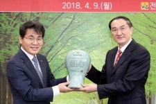 전남도, 쑨시엔위 주 광주 중국 총영사에 명예 도민패