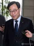 출근하는 김기식 원장