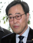 출근하는 김기식 원장