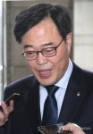 질문 답하는 김기식 원장