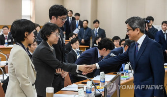 법관들과 악수하는 김명수 대법원장