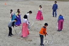 한복 입고 학교생활 해보세요
