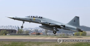 이륙하는 KF-5F 전투기