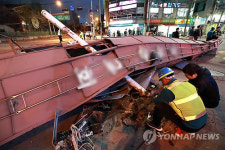 강풍에 교회 철탑 추락