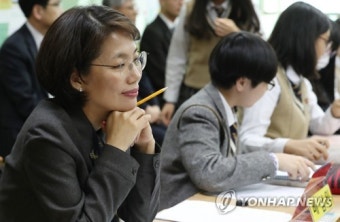 수업 참관하는 교육부 차관