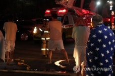 대피하는 사우나 손님들