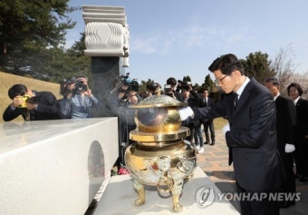 김대중 전 대통령 묘소 참배하는 김문수